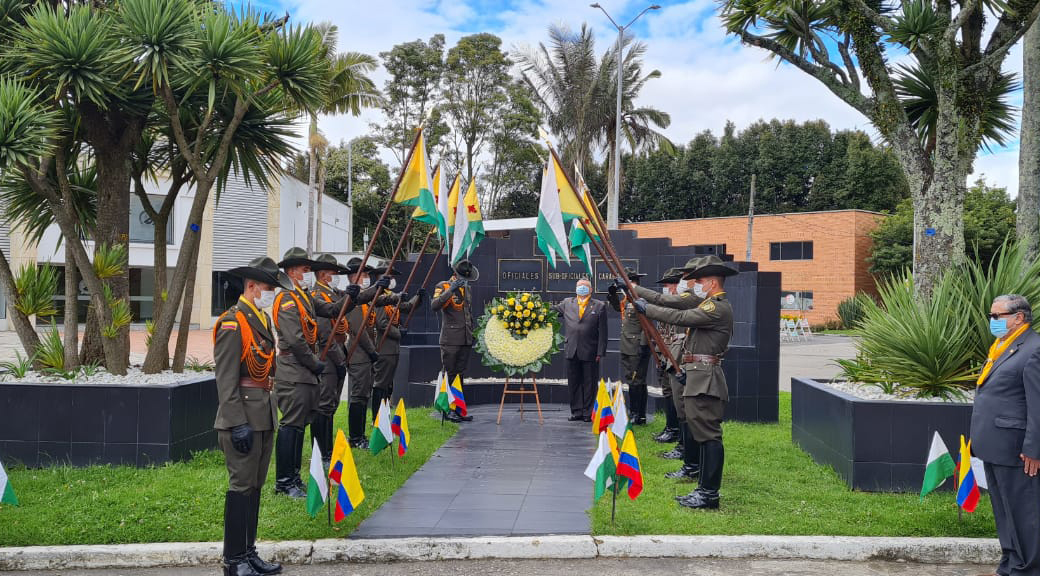 Inicio de la ceremonia de ofrenda floral en homenaje a la Policía